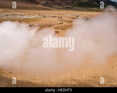 Touristen am Namaskard geothermische Gebiet in Nordisland. Drohne-Fotografie Stockfoto