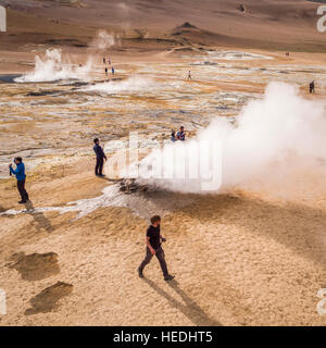 Touristen am Namaskard geothermische Gebiet in Nordisland. Drohne-Fotografie Stockfoto