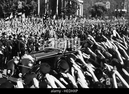 ADOLF HITLER (1889-1945) empfangen die Facist Sieg Heil Gruß auf einer Kundgebung 1934 in Frankfurt am Main Stockfoto