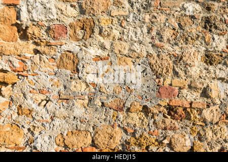 Nahaufnahme einer gealterten strukturierte verputzt Steinmauer Stockfoto