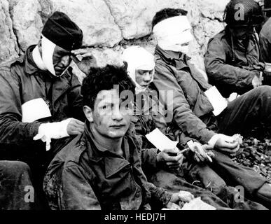 Normandie, Frankreich, Juni 1944. Ärzte und Krankenschwestern beistehen die verwundeten Soldaten an den kämpfen in der Normandie, Zweiter Weltkrieg Stockfoto