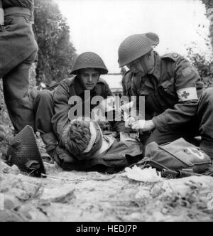 Normandie, Frankreich, Juni 1944. Ärzte und Krankenschwestern beistehen die verwundeten Soldaten an den kämpfen in der Normandie, Zweiter Weltkrieg Stockfoto