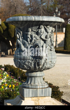 Detaillierte Skulptur auf einer Urne im Parque del Retiro, Madrid, Spanien. Stockfoto