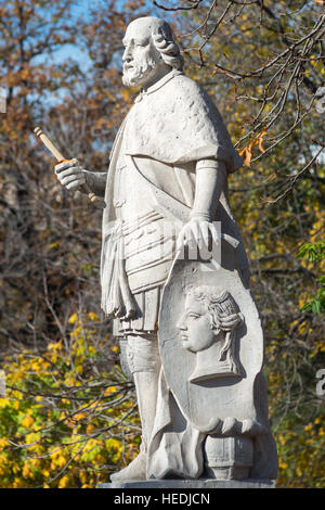 Statuen am Paseo De La Argentina im Parque del Retiro, Madrid, Spanien. Stockfoto