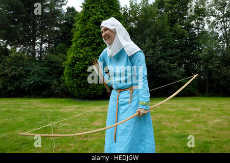 Aberystwyth University Student Gesellschaft - Historica Normannis (12. Jahrhundert Reenactment Gruppe, konzentriert sich hauptsächlich auf die Ereignisse zwischen der Herrschaft von Henry I und König John.) - Frau, gekleidet in ein Wimple und mit Pfeil und Bogen Stockfoto