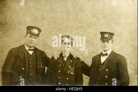 Antike 1908 Foto, drei Eisenbahn-Mitarbeiter Motorman und Dirigent Hüte tragen. Die Postkarte ist Olneyville Station in Providence, Rhode Island abgestempelt. QUELLE: ORIGINAL FOTO POSTKARTE. Stockfoto