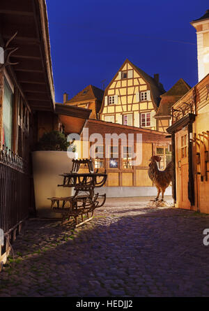 Einer malerischen engen alten Gasse in Colmar, Elsass, Frankreich bei Dämmerung Stockfoto