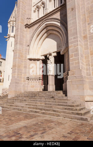 Die Front der Basilika Sankt Nikolaus in Nantes, Frankreich. Stockfoto