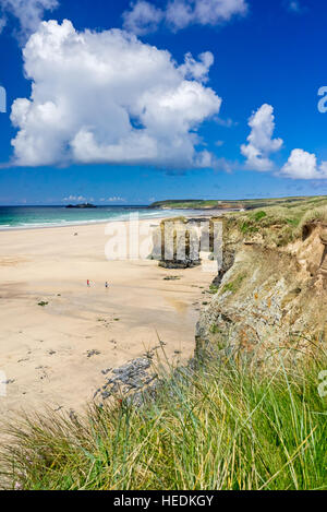 Die schönen goldenen Sandstrand bei Gwithian mit Godrevy in der Ferne Cornwall England UK Europa Stockfoto