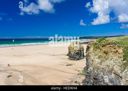 Die schönen goldenen Sandstrand bei Gwithian mit Godrevy in der Ferne Cornwall England UK Europa Stockfoto