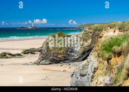 Die schönen goldenen Sandstrand bei Gwithian mit Godrevy in der Ferne Cornwall England UK Europa Stockfoto