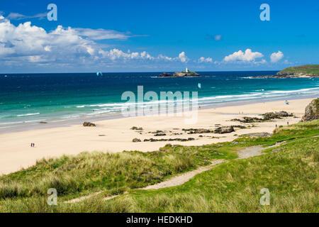 Die schönen goldenen Sandstrand bei Gwithian mit Godrevy in der Ferne Cornwall England UK Europa Stockfoto