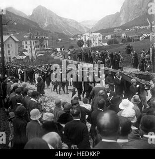 Cortina d’Apezzo Italien 1921 Massenbeerdigung italienische Soldaten wurden nach dem großen Krieg aus den alpinen Gräbern geborgen Stockfoto