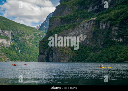 Kajaks am Geiranger Fjord, Norwegen. Stockfoto