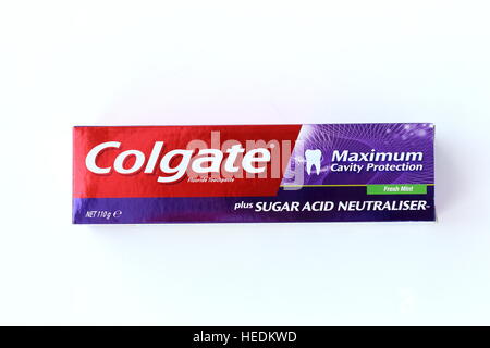 Colgate Zahnpasta maximale Hohlraum isoliert Schutz vor weißem Hintergrund Stockfoto