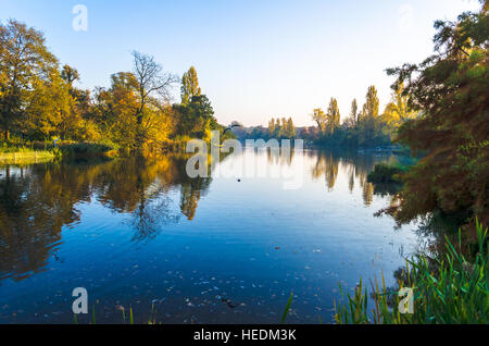 Herbstliche Farbenpracht um ein Ententeich im Hyde Park, London Stockfoto