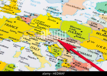 Roter Pfeil Österreich auf der Landkarte der Kontinent Europa Stockfoto