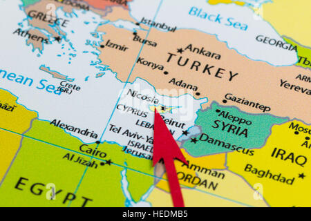 Roter Pfeil nach Zypern auf der Landkarte der Kontinent Europa Stockfoto