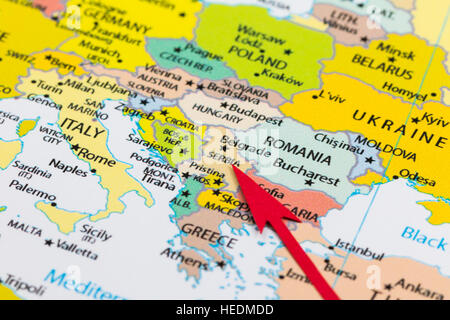 Roten Pfeil auf der Karte der Kontinent Europa Serbien Stockfoto