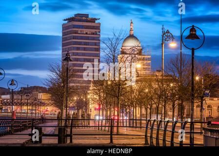 Panoramablick über das Custom House mit Liberty Hall auf der linken Seite in Dublin Irland Stockfoto