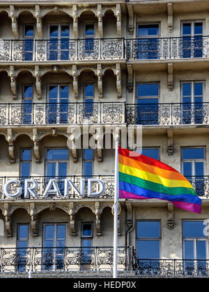 Grand Hotel-Regenbogen Flagge in Brighton, East Sussex, England, UK Stockfoto