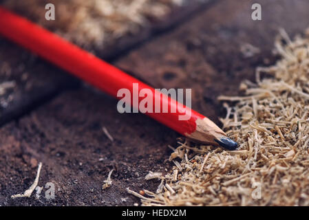 Rot Tischler Bleistift auf Schreibtisch im Workshop mit hölzernen Sägemehl und scobs Stockfoto