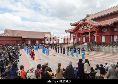 Okinawa, Japan - 2. Januar 2015: Verkleidete Leute an das traditionelle Neujahrsfest in Shuri-Jo Burg Stockfoto