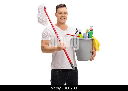 Junger Mann hält einen Eimer voller Reinigungsmittel und einem Mopp isoliert auf weißem Hintergrund Stockfoto