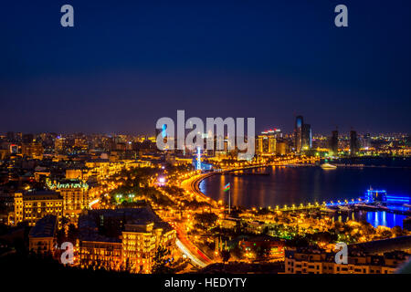 Blick über Baku Skyline bei Nacht, Aserbaidschan Stockfoto