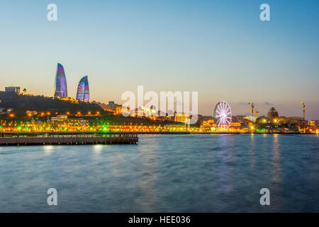 Blick über Baku Skyline mit Flame Towers bei Nacht, Aserbaidschan Stockfoto