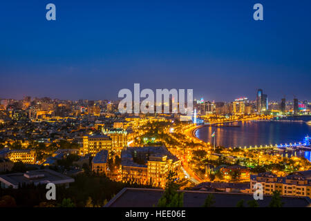 Blick über Baku Skyline bei Nacht, Aserbaidschan Stockfoto