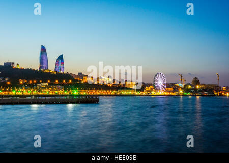 Blick über Baku Skyline mit Flame Towers bei Nacht, Aserbaidschan Stockfoto