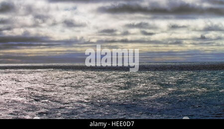 Nordsee in Kontrastfarbe und veränderbar. Störende Sonnenuntergang vor dem Sturm Stockfoto