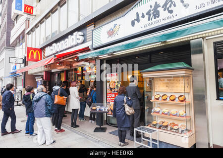 Japan, Honshu, Tokio, McDonalds und traditionelles japanisches Restaurant Stockfoto