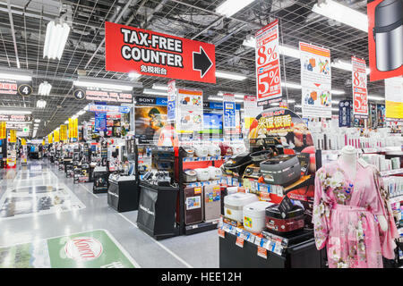 Japan, Honshu, Tokio, Akihabara, Yodobashi Akiba Store Produktdarstellung mit Tax Free Counter Zeichen Stockfoto