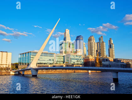 Argentinien, Buenos Aires Provinz, Stadt Buenos Aires, Ansicht von Puente De La Mujer in Puerto Madero. Stockfoto