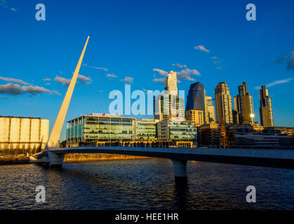 Argentinien, Buenos Aires Provinz, Stadt Buenos Aires, Ansicht von Puente De La Mujer in Puerto Madero. Stockfoto