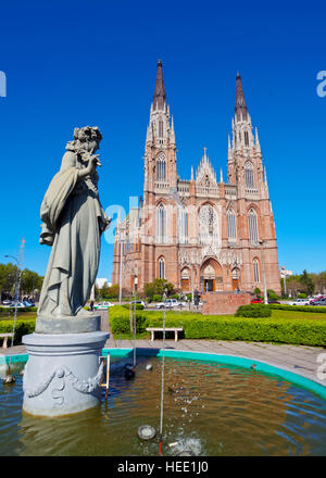 Argentinien, Provinz Buenos Aires, La Plata, Ansicht von der Plaza Moreno und die Kathedrale von La Plata. Stockfoto