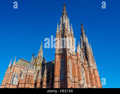 Argentinien, Provinz Buenos Aires, La Plata, Ansicht von der Plaza Moreno und die Kathedrale von La Plata. Stockfoto