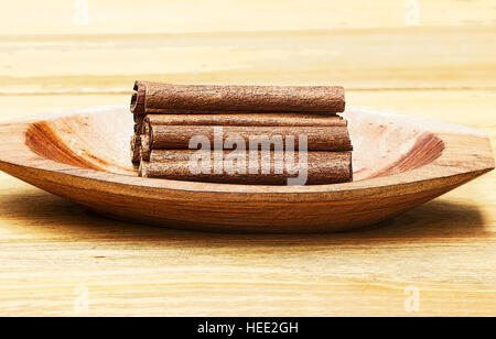 Zimt (Cinnamomum Verum) steckt in einer Holzschale Stockfoto