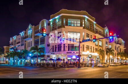 Nachtaufnahme des Gebäudes am Schnittpunkt von West Marion und Taylor Street in Punta Gorda, Florida Stockfoto