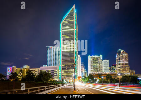 Tryon Street und modernen Wolkenkratzern in der Nacht, in Uptown Charlotte, North Carolina. Stockfoto