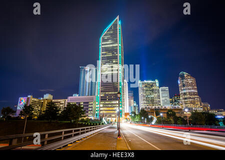 Tryon Street und modernen Wolkenkratzern in der Nacht, in Uptown Charlotte, North Carolina. Stockfoto