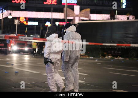 Berlin, Deutschland. 19. Dezember 2016. Ein LKW fuhr am Abend auf dem Berliner Weihnachtsmarkt am Breitscheidplatz in Berlin-Charlottenburg. Es gibt mehrere Tote und Dutzende Verletzte. © Simone Kuhlmey/Pacific Press/Alamy Live-Nachrichten Stockfoto