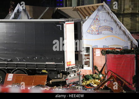 Berlin, Deutschland. 19. Dezember 2016. Ein LKW fuhr am Abend auf dem Berliner Weihnachtsmarkt am Breitscheidplatz in Berlin-Charlottenburg. Es gibt mehrere Tote und Dutzende Verletzte. © Simone Kuhlmey/Pacific Press/Alamy Live-Nachrichten Stockfoto