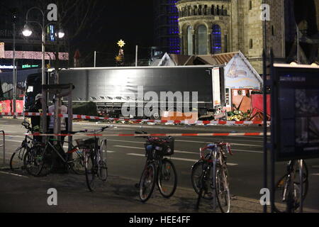 Berlin, Deutschland. 19. Dezember 2016. Ein LKW fuhr am Abend auf dem Berliner Weihnachtsmarkt am Breitscheidplatz in Berlin-Charlottenburg. Es gibt mehrere Tote und Dutzende Verletzte. © Simone Kuhlmey/Pacific Press/Alamy Live-Nachrichten Stockfoto