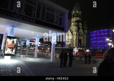 Berlin, Deutschland. 19. Dezember 2016. Ein LKW fuhr am Abend auf dem Berliner Weihnachtsmarkt am Breitscheidplatz in Berlin-Charlottenburg. Es gibt mehrere Tote und Dutzende Verletzte. © Simone Kuhlmey/Pacific Press/Alamy Live-Nachrichten Stockfoto