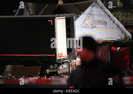 Berlin, Deutschland. 19. Dezember 2016. Ein LKW fuhr am Abend auf dem Berliner Weihnachtsmarkt am Breitscheidplatz in Berlin-Charlottenburg. Es gibt mehrere Tote und Dutzende Verletzte. © Simone Kuhlmey/Pacific Press/Alamy Live-Nachrichten Stockfoto