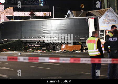 Berlin, Deutschland. 19. Dezember 2016. Ein LKW fuhr am Abend auf dem Berliner Weihnachtsmarkt am Breitscheidplatz in Berlin-Charlottenburg. Es gibt mehrere Tote und Dutzende Verletzte. © Simone Kuhlmey/Pacific Press/Alamy Live-Nachrichten Stockfoto
