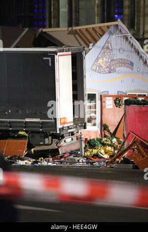 Berlin, Deutschland. 19. Dezember 2016. Ein LKW fuhr am Abend auf dem Berliner Weihnachtsmarkt am Breitscheidplatz in Berlin-Charlottenburg. Es gibt mehrere Tote und Dutzende Verletzte. © Simone Kuhlmey/Pacific Press/Alamy Live-Nachrichten Stockfoto